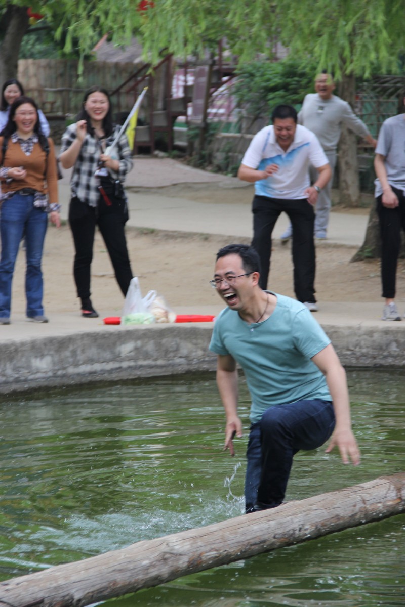 1527471664292228.jpg a4、體驗(yàn)水上平衡木.jpg